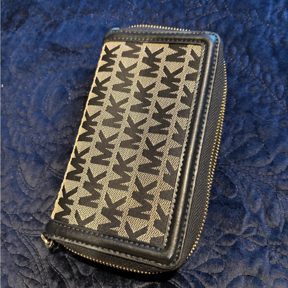 Michael Kors Black and Tan Signature Wallet - Picture 4 of 4
